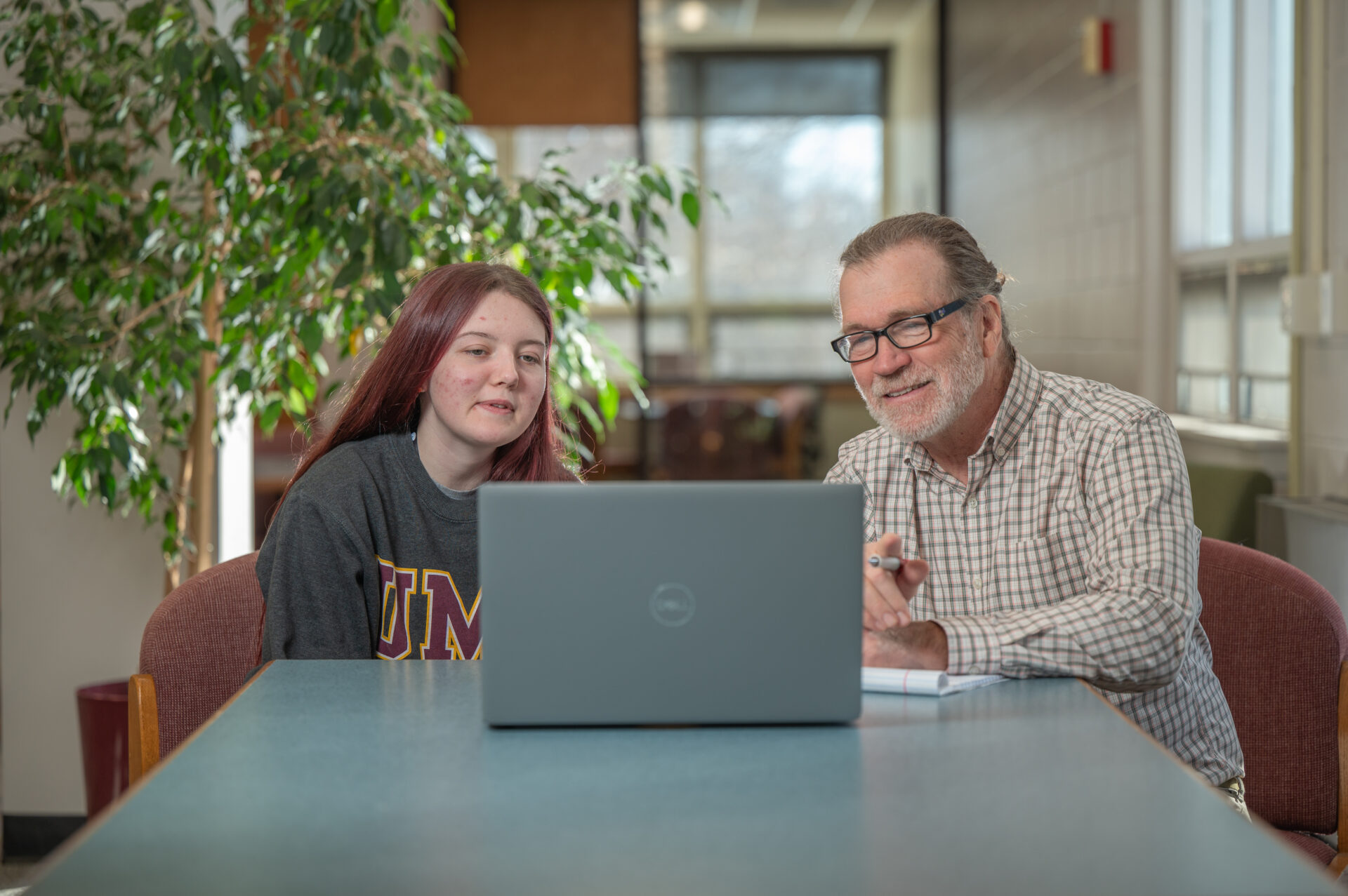 Steve Davis meets one-on-one with students interested in Career Services inside Mantor Library